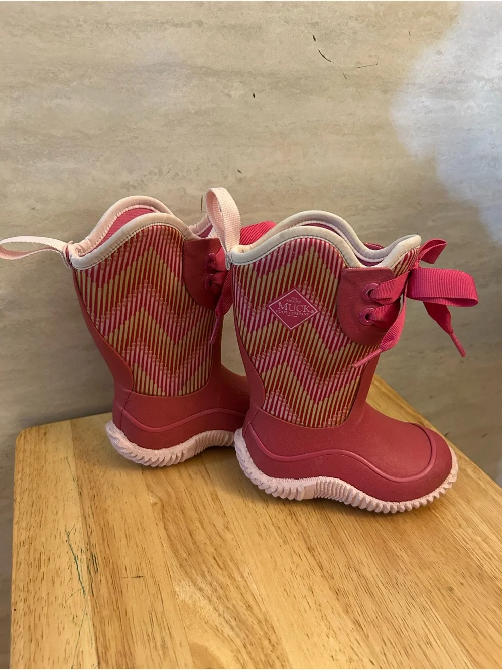 Muck Boot Kid's Halo Prints Boot in the Pink Ballerina Chevron style.